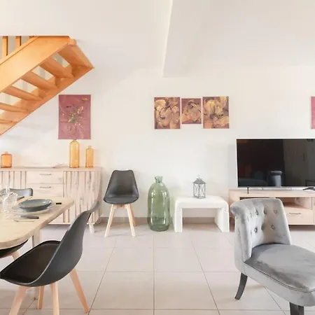 Дом отдыха Maison 8 Pers A 15min A Pied De La Avec Jardin *